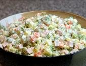 Салат "Оливье" по-русски Рецепт салата с фото. Салат "Оливье" по-русски с фото